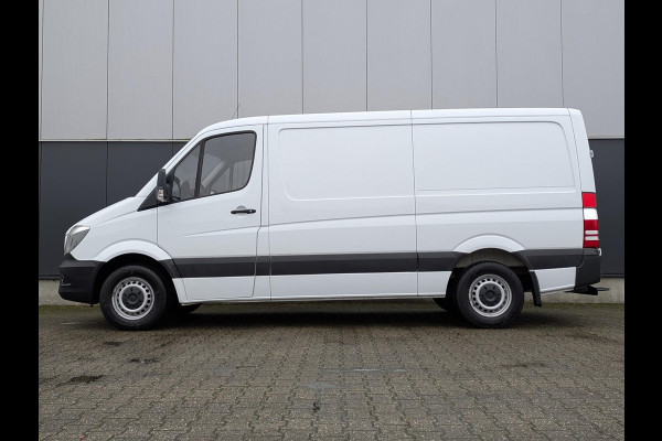 Mercedes-Benz Sprinter 211 110PK L2H1 AIRCO NAVI STANDKACHEL TREKHAAK