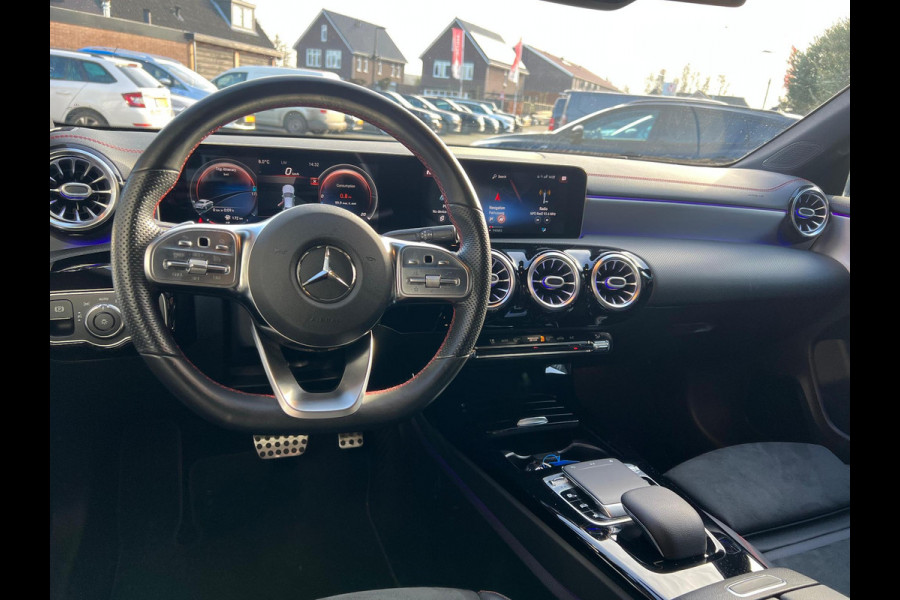 Mercedes-Benz CLA-Klasse 180 Business Solution AMG | Sfeerverlichting | 33.000 KM | LED koplampen | NL-Auto |