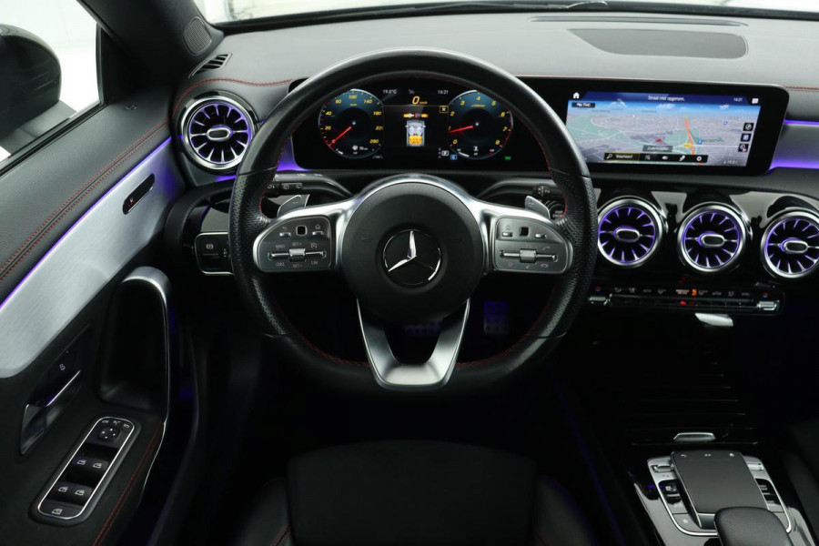 Mercedes-Benz CLA-Klasse 200 AMG | Panoramadak | Carplay | Widescreen | Sfeerverlichting | DAB+ | Stoelverwarming | Keyless | Full LED