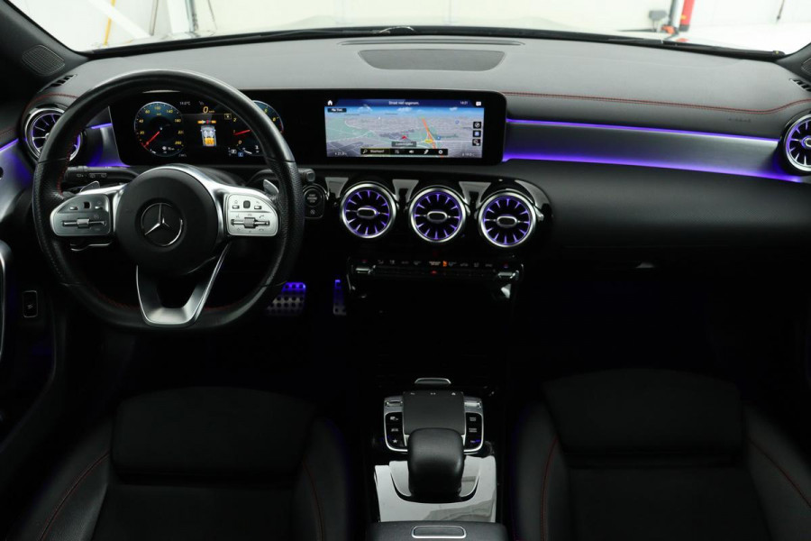 Mercedes-Benz CLA-Klasse 200 AMG | Panoramadak | Carplay | Widescreen | Sfeerverlichting | DAB+ | Stoelverwarming | Keyless | Full LED