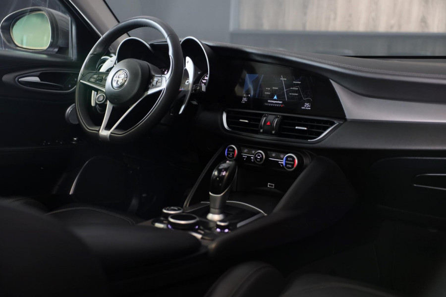 Alfa Romeo Giulia 2.0 T AWD Veloce / 280 PK / AUT / Leder Interieur / HK / Elek Stoelen / Camera / Navi / Ecc / Led / Pdc / 19 In