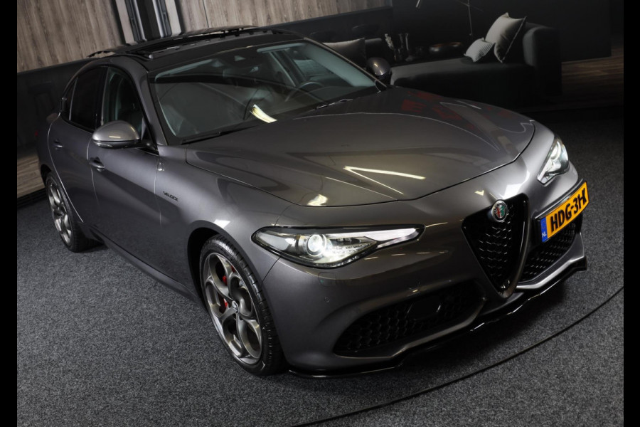 Alfa Romeo Giulia 2.0 T AWD Veloce / 280 PK / AUT / Leder Interieur / HK / Elek Stoelen / Camera / Navi / Ecc / Led / Pdc / 19 In