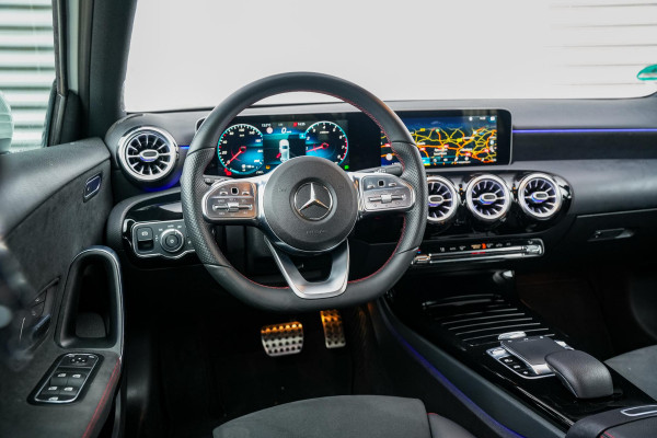 Mercedes-Benz A-Klasse 200 Business Solution AMG WideScreen Ambient Cruise Leer Alcantara Stoelverw.