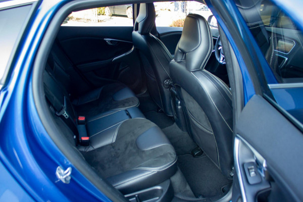 Volvo V40 2.0 D3 Business Sport | Prijs incl. 12 mnd garantie | 16"LMV Navi Camera Bluetooth Stoelverwarming Trekhaak