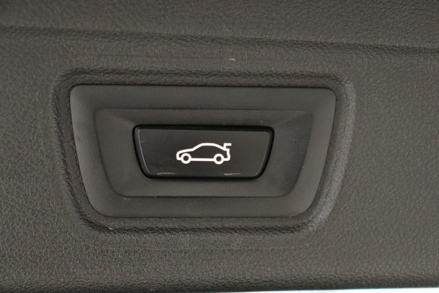 BMW 3-serie 320e M Sport | Laserlight | Trekhaak | Stoelverwarming | Harman/Kardon Sound | Carplay | Adaptief demping | Leder | Navigatie
