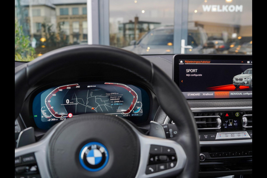 BMW X3 XDrive30e Business M-sport / Laser / Pano / 360 / Adaptive / Ambient / El. haak / HiFi / 20 inch