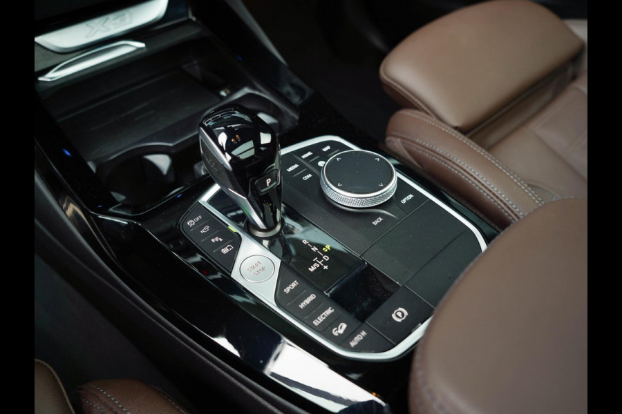 BMW X3 XDrive30e Business M-sport / Laser / Pano / 360 / Adaptive / Ambient / El. haak / HiFi / 20 inch