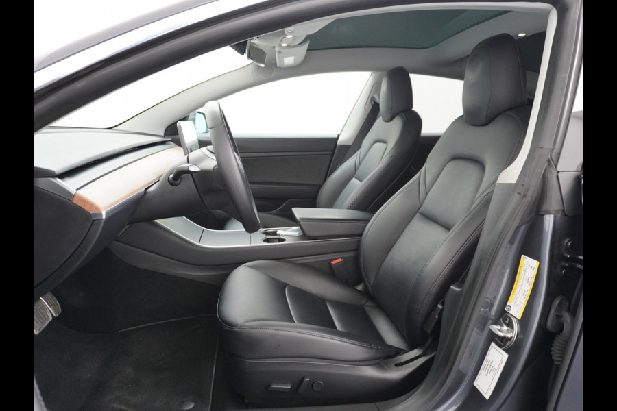 Tesla Model 3 SR+60kWh 326PK Privacy-Glass 19" AutoPilot FSD-computer-3 Premium-Luidsprekers Leer PanoDak Adaptive cruise Camera's Elektr.-Stu Ecc Navigatiesysteem full map LED-a+v Comfortstoel(en) ACC Dual-ECC DAB Voorverwarmen interieur via App Keyless via Telefoonsleutel One-Pedal-Drive Orig. Nederlandse Auto