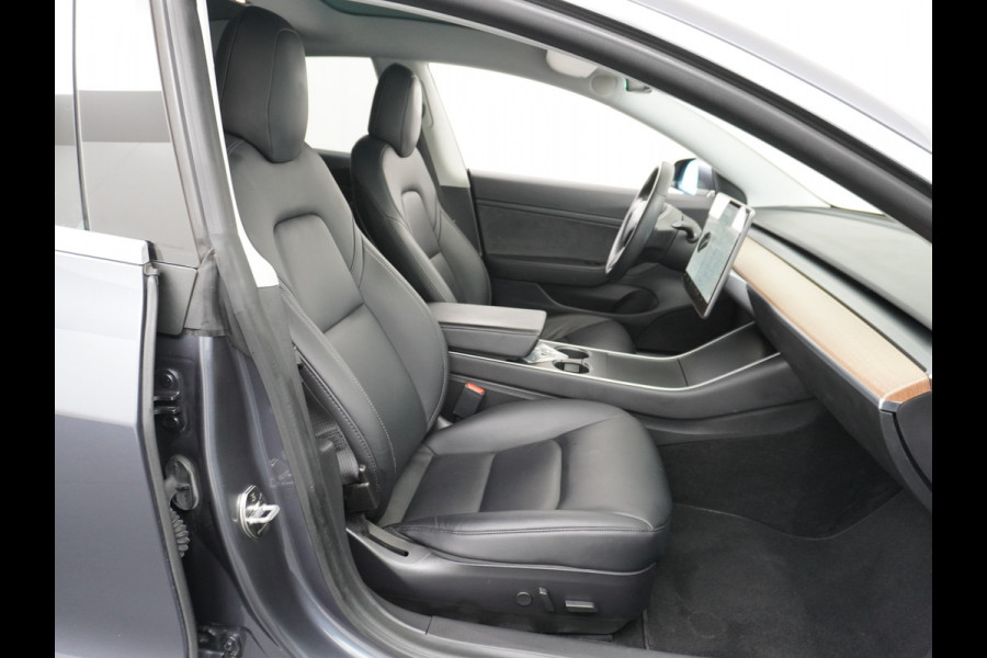 Tesla Model 3 SR+60kWh 326PK Privacy-Glass 19" AutoPilot FSD-computer-3 Premium-Luidsprekers Leer PanoDak Adaptive cruise Camera's Elektr.-Stu Ecc Navigatiesysteem full map LED-a+v Comfortstoel(en) ACC Dual-ECC DAB Voorverwarmen interieur via App Keyless via Telefoonsleutel One-Pedal-Drive Orig. Nederlandse Auto