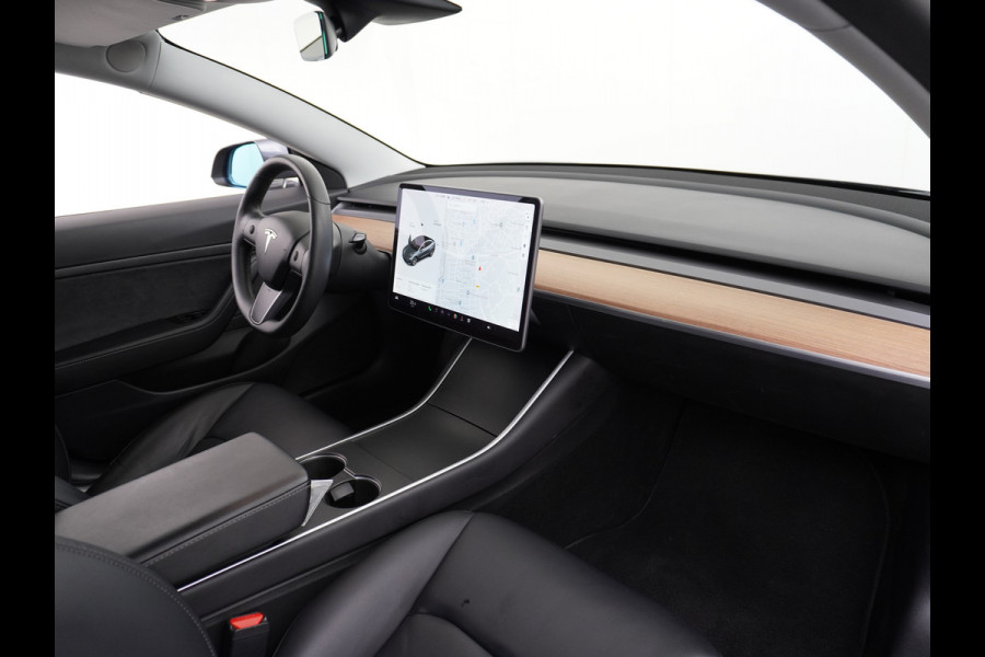 Tesla Model 3 SR+60kWh 326PK Privacy-Glass 19" AutoPilot FSD-computer-3 Premium-Luidsprekers Leer PanoDak Adaptive cruise Camera's Elektr.-Stu Ecc Navigatiesysteem full map LED-a+v Comfortstoel(en) ACC Dual-ECC DAB Voorverwarmen interieur via App Keyless via Telefoonsleutel One-Pedal-Drive Orig. Nederlandse Auto