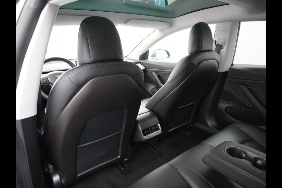 Tesla Model 3 SR+60kWh 326PK Privacy-Glass 19" AutoPilot FSD-computer-3 Premium-Luidsprekers Leer PanoDak Adaptive cruise Camera's Elektr.-Stu Ecc Navigatiesysteem full map LED-a+v Comfortstoel(en) ACC Dual-ECC DAB Voorverwarmen interieur via App Keyless via Telefoonsleutel One-Pedal-Drive Orig. Nederlandse Auto