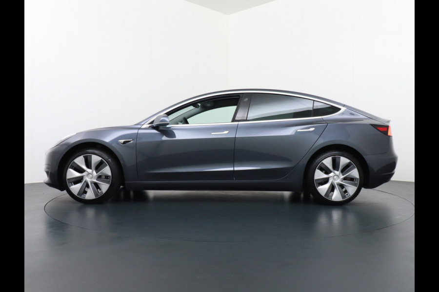 Tesla Model 3 SR+60kWh 326PK Privacy-Glass 19" AutoPilot FSD-computer-3 Premium-Luidsprekers Leer PanoDak Adaptive cruise Camera's Elektr.-Stu Ecc Navigatiesysteem full map LED-a+v Comfortstoel(en) ACC Dual-ECC DAB Voorverwarmen interieur via App Keyless via Telefoonsleutel One-Pedal-Drive Orig. Nederlandse Auto
