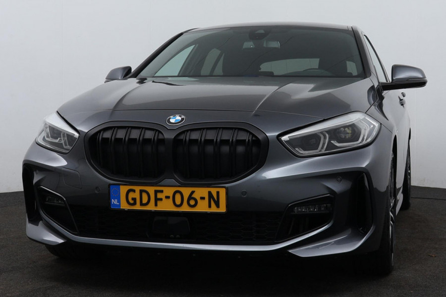 BMW 1-serie 118i High Executive M-Sport (Carplay, Navi Pro, PDC V+A, Etc)