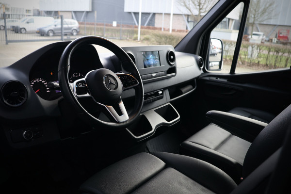 Mercedes-Benz Sprinter 317 1.9 CDI L2H2 | Camera | CarPlay | LED | Trekhaak | Leder | 3-Zitter | BPM Vrij | Airco | F1 Flippers | MF Stuur | Dealer onderhouden | Nieuwe APK