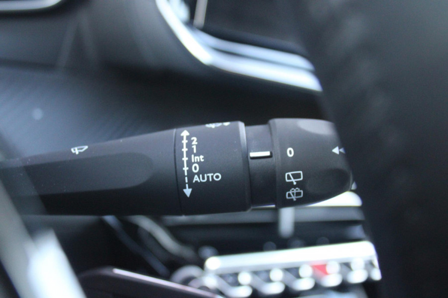 Peugeot 2008 1.2 100PK ALLURE | DRAADLOZE APPLE CARPLAY/ANDROID AUTO | ACHTERUITRIJ CAMERA | PARKEERSENSOREN VOOR EN ACHTER | NAVIGATIE | CLIMATE CONTROL | LICHTMETALEN VELGEN 17" | LED KOPLAMPEN |