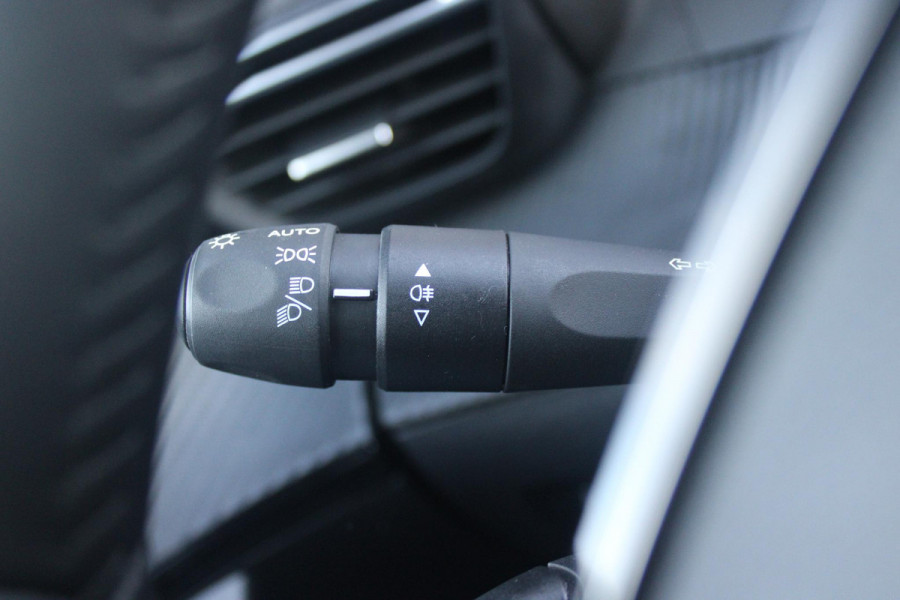 Peugeot 2008 1.2 100PK ALLURE | DRAADLOZE APPLE CARPLAY/ANDROID AUTO | ACHTERUITRIJ CAMERA | PARKEERSENSOREN VOOR EN ACHTER | NAVIGATIE | CLIMATE CONTROL | LICHTMETALEN VELGEN 17" | LED KOPLAMPEN |