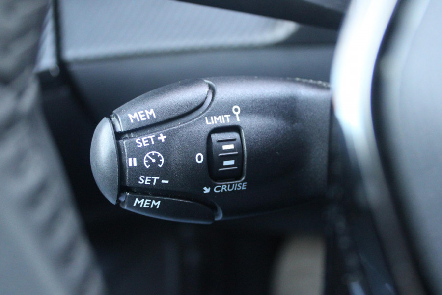Peugeot 2008 1.2 100PK ALLURE | DRAADLOZE APPLE CARPLAY/ANDROID AUTO | ACHTERUITRIJ CAMERA | PARKEERSENSOREN VOOR EN ACHTER | NAVIGATIE | CLIMATE CONTROL | LICHTMETALEN VELGEN 17" | LED KOPLAMPEN |