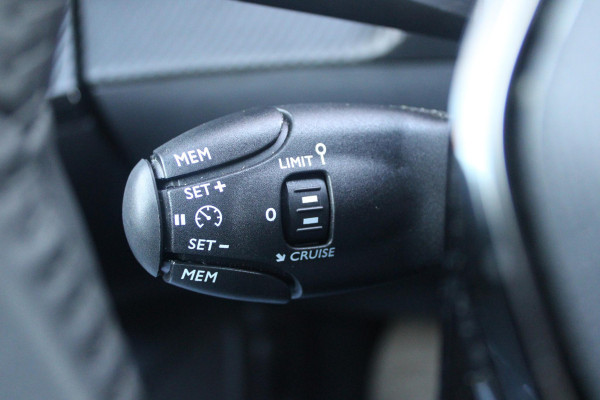 Peugeot 2008 1.2 100PK ALLURE | DRAADLOZE APPLE CARPLAY/ANDROID AUTO | ACHTERUITRIJ CAMERA | PARKEERSENSOREN VOOR EN ACHTER | NAVIGATIE | CLIMATE CONTROL | LICHTMETALEN VELGEN 17" | LED KOPLAMPEN |