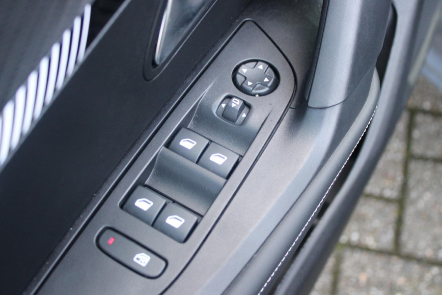 Peugeot 2008 1.2 100PK ALLURE | DRAADLOZE APPLE CARPLAY/ANDROID AUTO | ACHTERUITRIJ CAMERA | PARKEERSENSOREN VOOR EN ACHTER | NAVIGATIE | CLIMATE CONTROL | LICHTMETALEN VELGEN 17" | LED KOPLAMPEN |