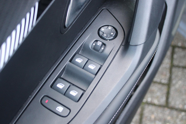 Peugeot 2008 1.2 100PK ALLURE | DRAADLOZE APPLE CARPLAY/ANDROID AUTO | ACHTERUITRIJ CAMERA | PARKEERSENSOREN VOOR EN ACHTER | NAVIGATIE | CLIMATE CONTROL | LICHTMETALEN VELGEN 17" | LED KOPLAMPEN |