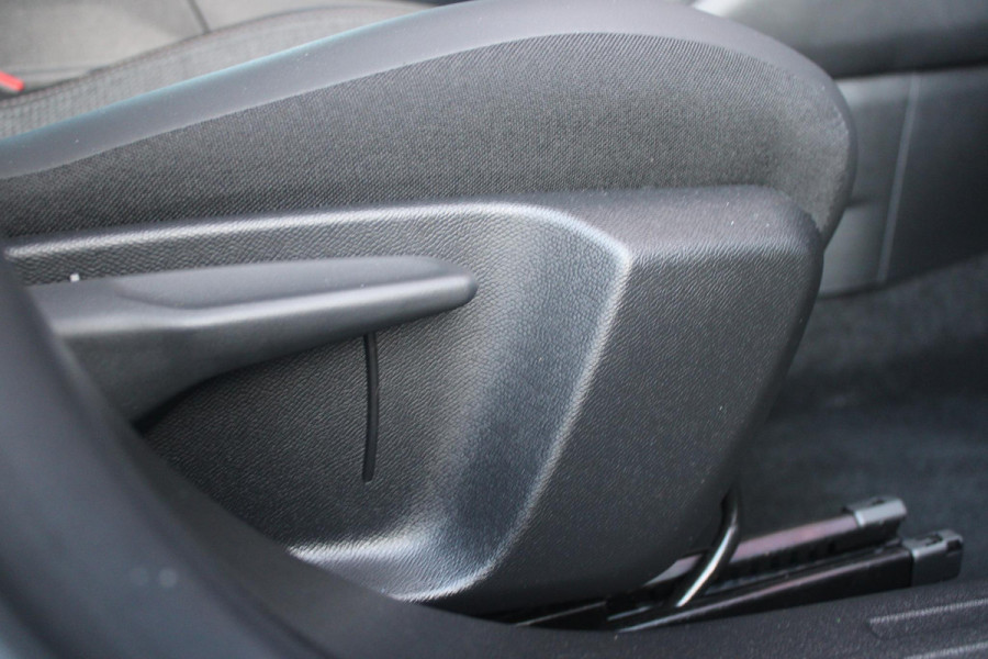 Peugeot 2008 1.2 100PK ALLURE | DRAADLOZE APPLE CARPLAY/ANDROID AUTO | ACHTERUITRIJ CAMERA | PARKEERSENSOREN VOOR EN ACHTER | NAVIGATIE | CLIMATE CONTROL | LICHTMETALEN VELGEN 17" | LED KOPLAMPEN |