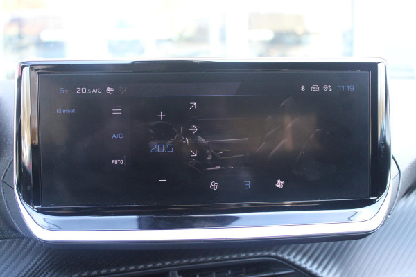 Peugeot 2008 1.2 100PK ALLURE | DRAADLOZE APPLE CARPLAY/ANDROID AUTO | ACHTERUITRIJ CAMERA | PARKEERSENSOREN VOOR EN ACHTER | NAVIGATIE | CLIMATE CONTROL | LICHTMETALEN VELGEN 17" | LED KOPLAMPEN |