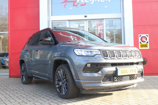 Jeep Compass 4xe 240PK Plug-in Hybrid S | PANORAMISCH SCHUIF/KANTELDAK | ALPINE AUDIO SYSTEM | ELEKTRISCH VERSTELBARE VOORSTOELEN | 360° CAMERA | KEYLESS ENTRY/START | LEDEREN BEKLEDING | DRAADLOZE APPLE CARPLAY/ANDROID AUTO | NAVIGATIE | DODEHOEK DETECTIE | DRAADLOZE TELEFOONLADER | STOEL/STUUR VERWARMING | 19" LICHTMETALEN VELGEN |