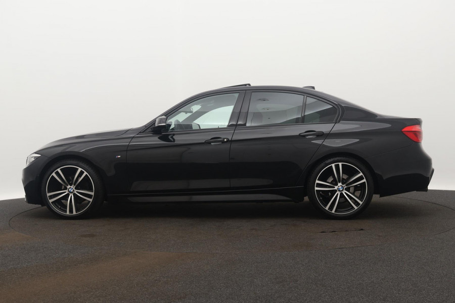 BMW 3-serie 320i Corporate Lease High Executive M-SPORT (NL-auto, Dealer OnderH, Panorama, Navi Groot, StoelV, Camera, Clima, Etc)