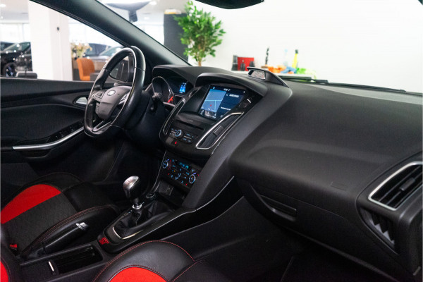 Ford Focus 2.0 ST 251PK | Bull X | HG Tune | Carplay | Leder | Garantie