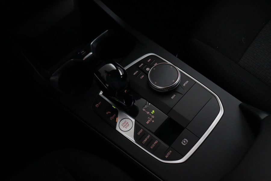 BMW 1-serie 118i Executive Edition (1e Eig, NL-auto, Dealer onderH Carplay/ Android, Navi-groot, PDC V+A, Cruise Control, Etc)