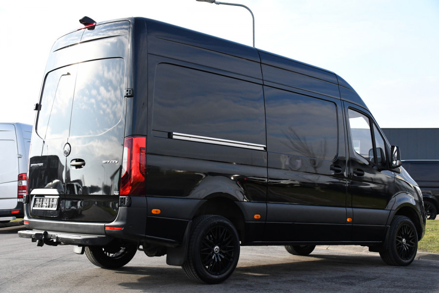 Mercedes-Benz Sprinter 316 2.2 CDI L2H2 Black Edition RWD Adaptieve Cruise, Camera, 3500kg Trekhaak, 10.5'' Multimedia, Carplay, LED, UNIEK!