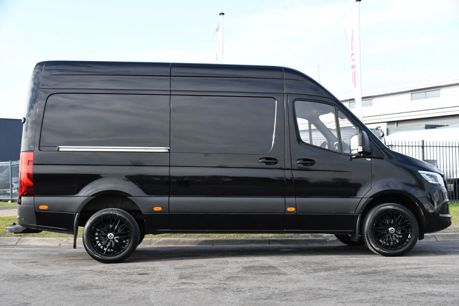 Mercedes-Benz Sprinter 316 2.2 CDI L2H2 Black Edition RWD Adaptieve Cruise, Camera, 3500kg Trekhaak, 10.5'' Multimedia, Carplay, LED, UNIEK!