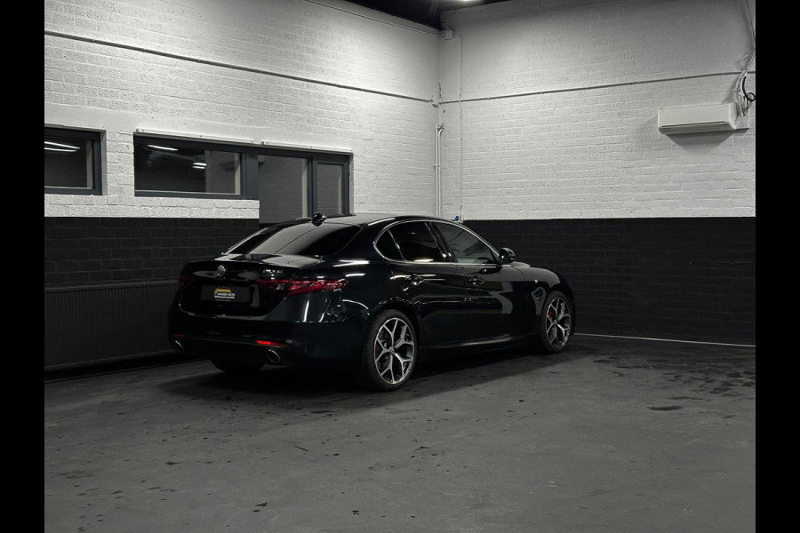 Alfa Romeo Giulia 2.0T TI, Leder, Pano, H&K, Camera, Automaat, zeer volle uitvoering,1e eigenaar