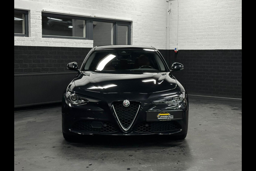 Alfa Romeo Giulia 2.0T TI, Leder, Pano, H&K, Camera, Automaat, zeer volle uitvoering,1e eigenaar