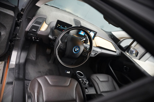 BMW i3 S 120Ah 42 kWh RoadStyle Edition | Harman Kardon | Leer | Warmtepomp | Cruise Control | Navigatie Pro | Carbon Dak | Keyless | Parkeersensoren | Stoelverwarming | Dealer Onderhouden | NAP |