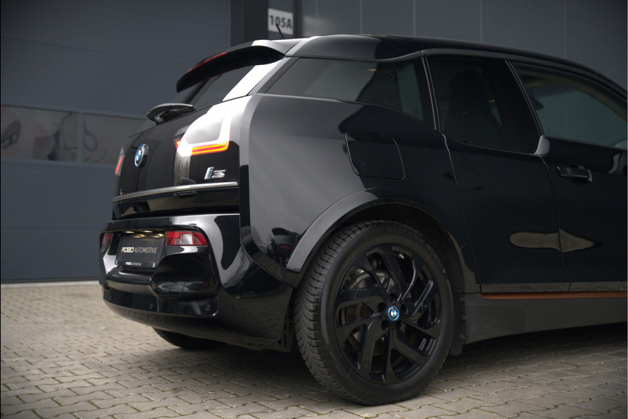 BMW i3 S 120Ah 42 kWh RoadStyle Edition | Harman Kardon | Leer | Warmtepomp | Cruise Control | Navigatie Pro | Carbon Dak | Keyless | Parkeersensoren | Stoelverwarming | Dealer Onderhouden | NAP |