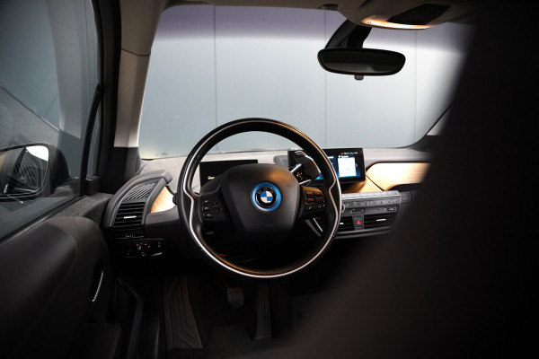 BMW i3 S 120Ah 42 kWh RoadStyle Edition | Harman Kardon | Leer | Warmtepomp | Cruise Control | Navigatie Pro | Carbon Dak | Keyless | Parkeersensoren | Stoelverwarming | Dealer Onderhouden | NAP |