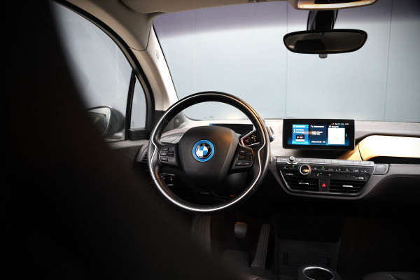 BMW i3 S 120Ah 42 kWh RoadStyle Edition | Harman Kardon | Leer | Warmtepomp | Cruise Control | Navigatie Pro | Carbon Dak | Keyless | Parkeersensoren | Stoelverwarming | Dealer Onderhouden | NAP |