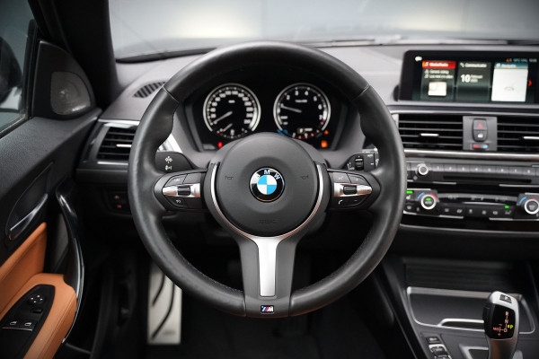 BMW 1-serie 118i Edition M-Sport Shadow High Executive | Harman Kardon | Panoramadak | Stoelverwarming | Stuurverwarming | Keyless | Camera | Navigatie | Shadowline | DAB | PDC |