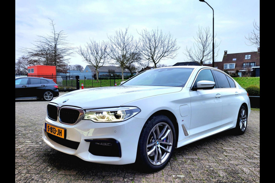 BMW 5 Serie 530e xDrive M-sport, Massage, ACC, HUD, Camera, Stuurverwarming