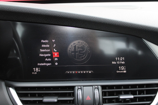 Alfa Romeo Giulia 2.0T Veloce int/exterieur | Trekhaak | stoel en stuurverwarming