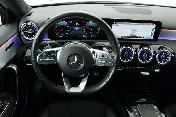 Mercedes-Benz A-Klasse 250e AMG Night | Stoelverwarming | Carplay | Sfeerverlichting | Widescreen | Leder/Alcantara | Full LED | Navigatie | Camera | Park Assist