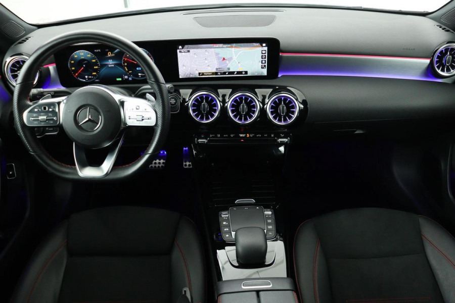 Mercedes-Benz A-Klasse 250e AMG Night | Stoelverwarming | Carplay | Sfeerverlichting | Widescreen | Leder/Alcantara | Full LED | Navigatie | Camera | Park Assist