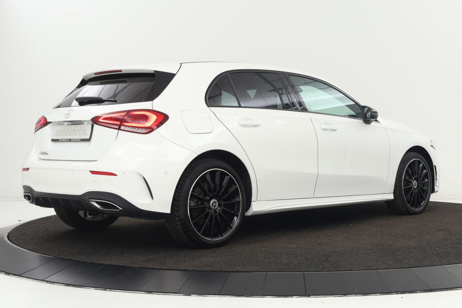 Mercedes-Benz A-Klasse 250e AMG Night | Stoelverwarming | Carplay | Sfeerverlichting | Widescreen | Leder/Alcantara | Full LED | Navigatie | Camera | Park Assist