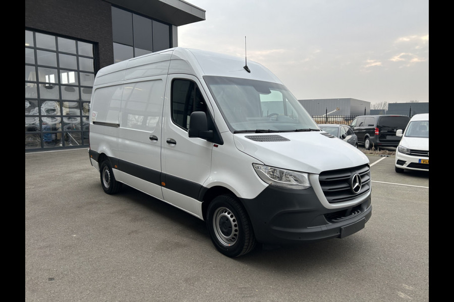 Mercedes-Benz Sprinter 317 CDI L2 H2 3500KG Trekhaak / Automaat / MBUX / Camera / Parkeersensoren / Cruise control / Airco / 270 Graden achterdeuren