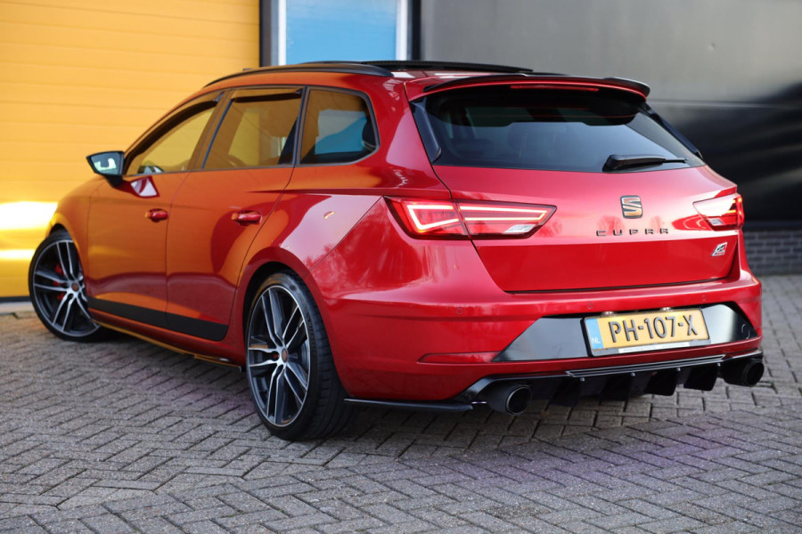 Seat León ST 2.0 TSI CUPRA 300 / Aut / NAP / Acc / F1 / Open Panoramadak / Camera / Sfeerverlichting / Led / Pdc / Allu Velgen