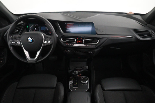 BMW 1-serie 118i Executive Edition Automaat (PANODAK, NAVI, PDC V+A, CARPLAY, CRUISE, NL-AUTO, DEALER ONDERHOUDEN)