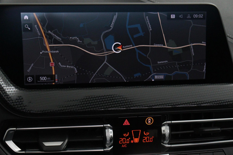 BMW 1-serie 118i Executive Edition Automaat (PANODAK, NAVI, PDC V+A, CARPLAY, CRUISE, NL-AUTO, DEALER ONDERHOUDEN)