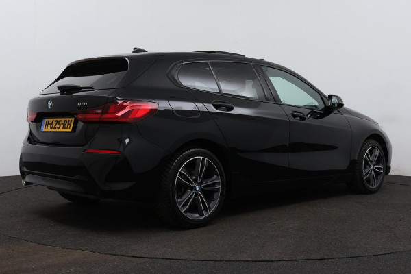 BMW 1-serie 118i Executive Edition Automaat (PANODAK, NAVI, PDC V+A, CARPLAY, CRUISE, NL-AUTO, DEALER ONDERHOUDEN)