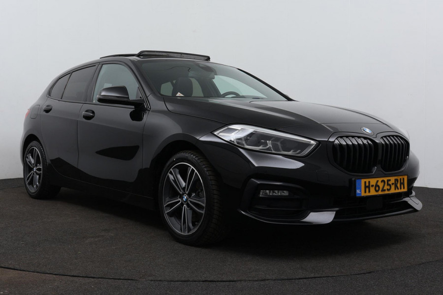 BMW 1-serie 118i Executive Edition Automaat (PANODAK, NAVI, PDC V+A, CARPLAY, CRUISE, NL-AUTO, DEALER ONDERHOUDEN)